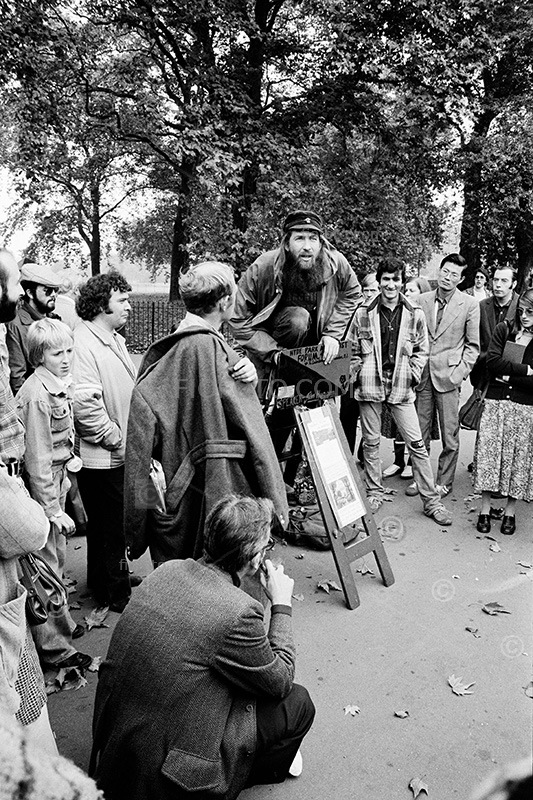 Jim Huggon, Hyde Park Anarchist Forum speaking to a crowd of specators at Speakers Corner, Hyde Park, London. 1979