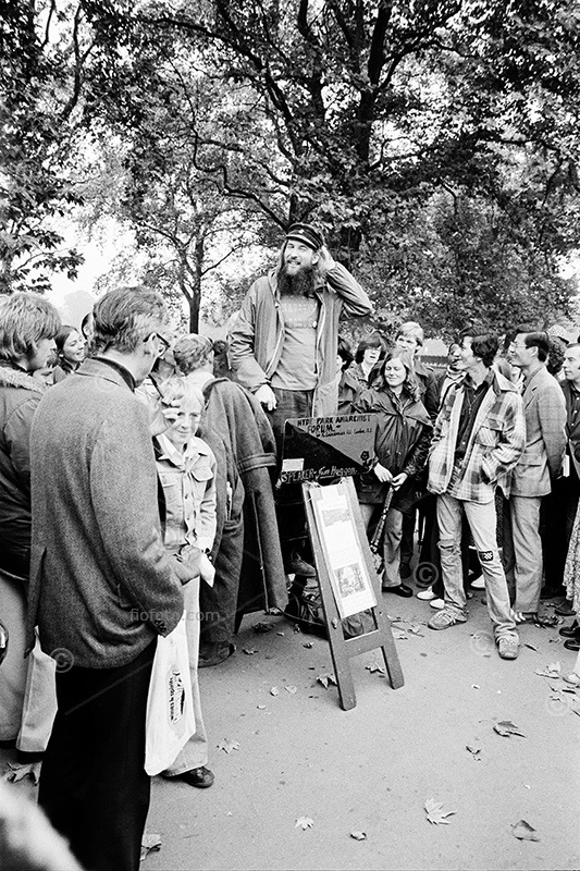 Jim Huggon, Hyde Park Anarchist Forum speaking to a crowd of specators at Speakers Corner, Hyde Park, London. 1979