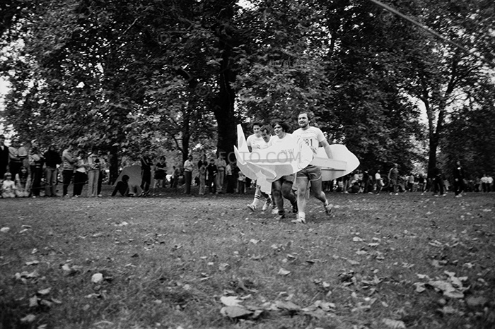First National Fun Run. Hyde Park, London, Sunday, 28 September 1980. Male runners in character carrying a wooden Pan Am aircraft.