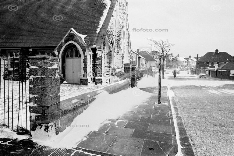 Minster Rd, Cardiff, South Wales, UK. Street scene with snow during the severe winter 1975-76. The church on left is currently Parkminster United Reformed Church, 10 Minster Rd.